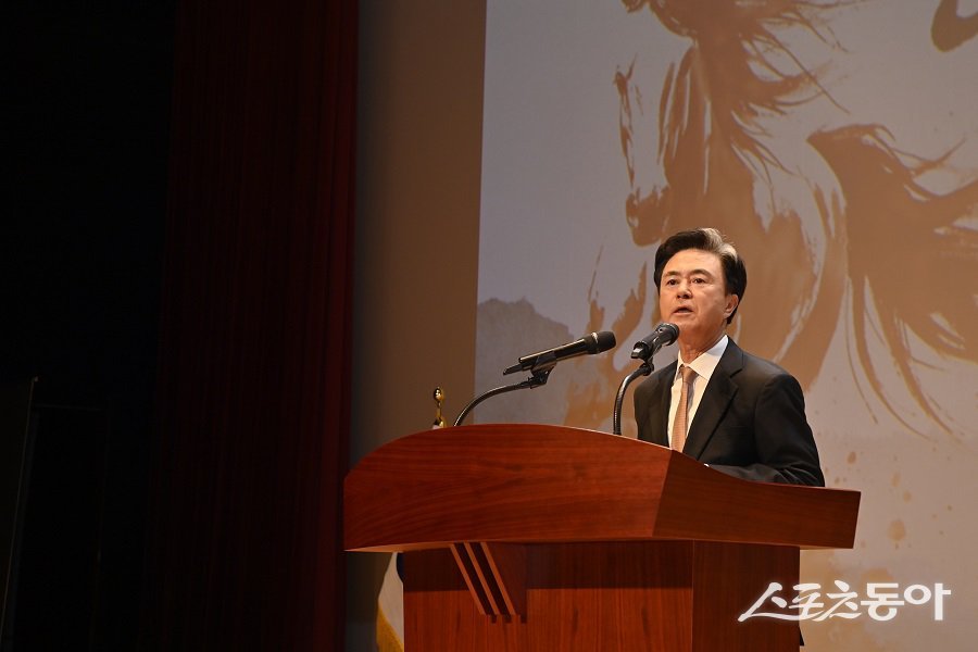 김태흠 충남도지사가 병오년(丙午年) 새해를 맞아 말의 기운처럼 활력과 생명력이 넘치는 한 해를 만들겠다는 각오를 밝혔다. 사진제공|충남도
