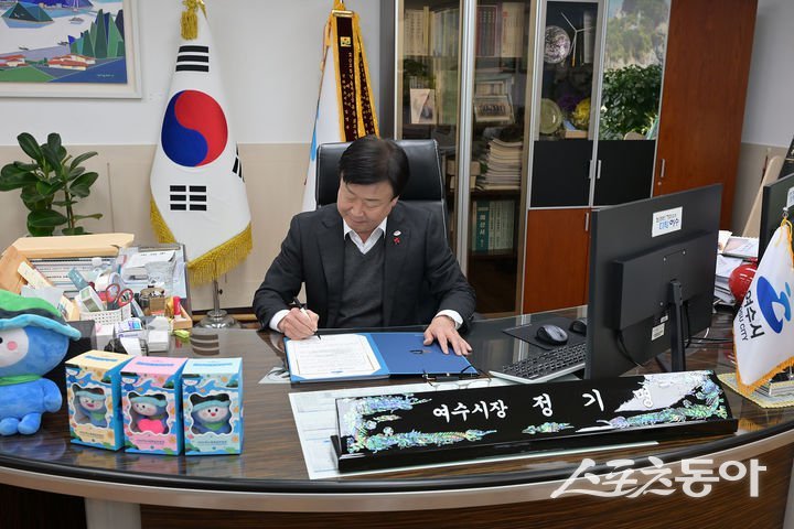 정기명 여수시장이 2일 시장실에서 ‘청렴 실천 서약서’에 서명하고 있다.  사진제공=여수시