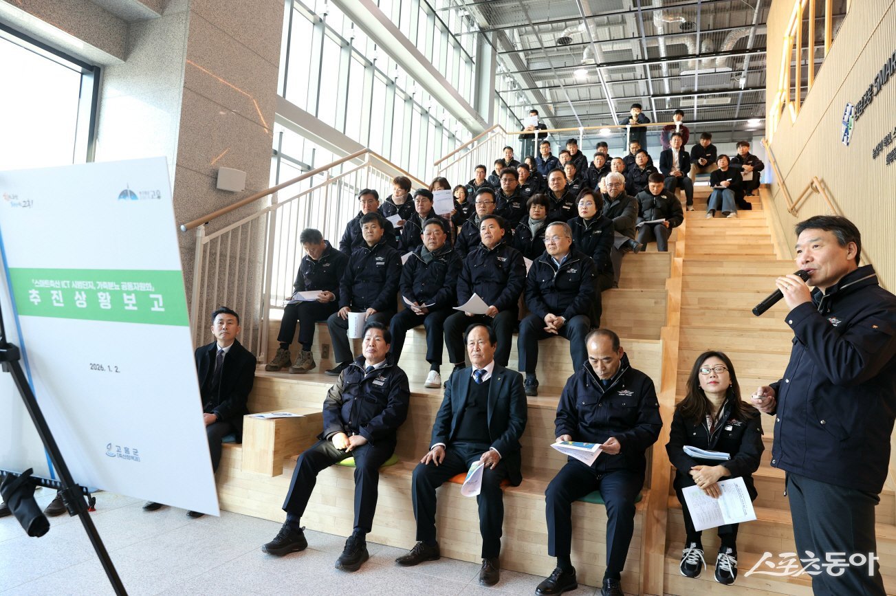 공영민 고흥군수(앞줄 왼쪽에서 두번째)가 2일 김태호 축산정책과장으로부터 스마트 축산 정보통신기술(ICT) 시범단지 조성과 가축분뇨 공동자원화 사업 추진 현황에 대한 설명을 듣고 있다.  사진제공=고흥군