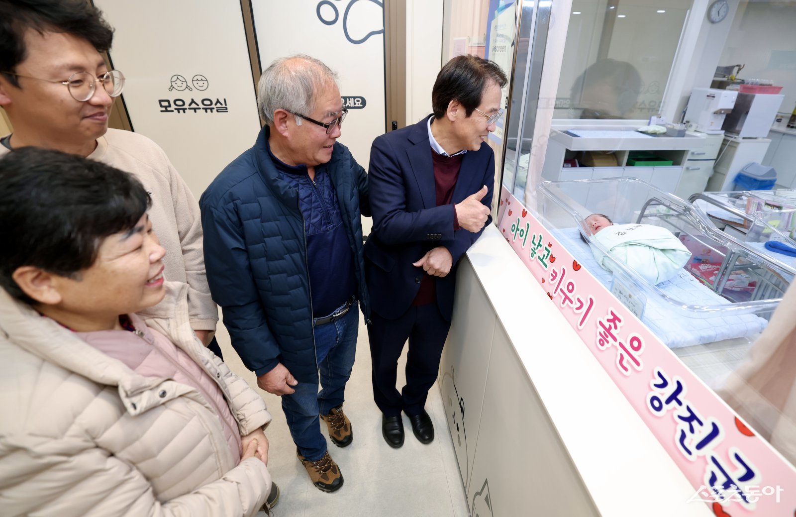 강진원 강진군수와 산모의 친정 부모, 남편이 신생아실 앞에서 새해둥이를 바라보고 있다.  사진제공=강진군