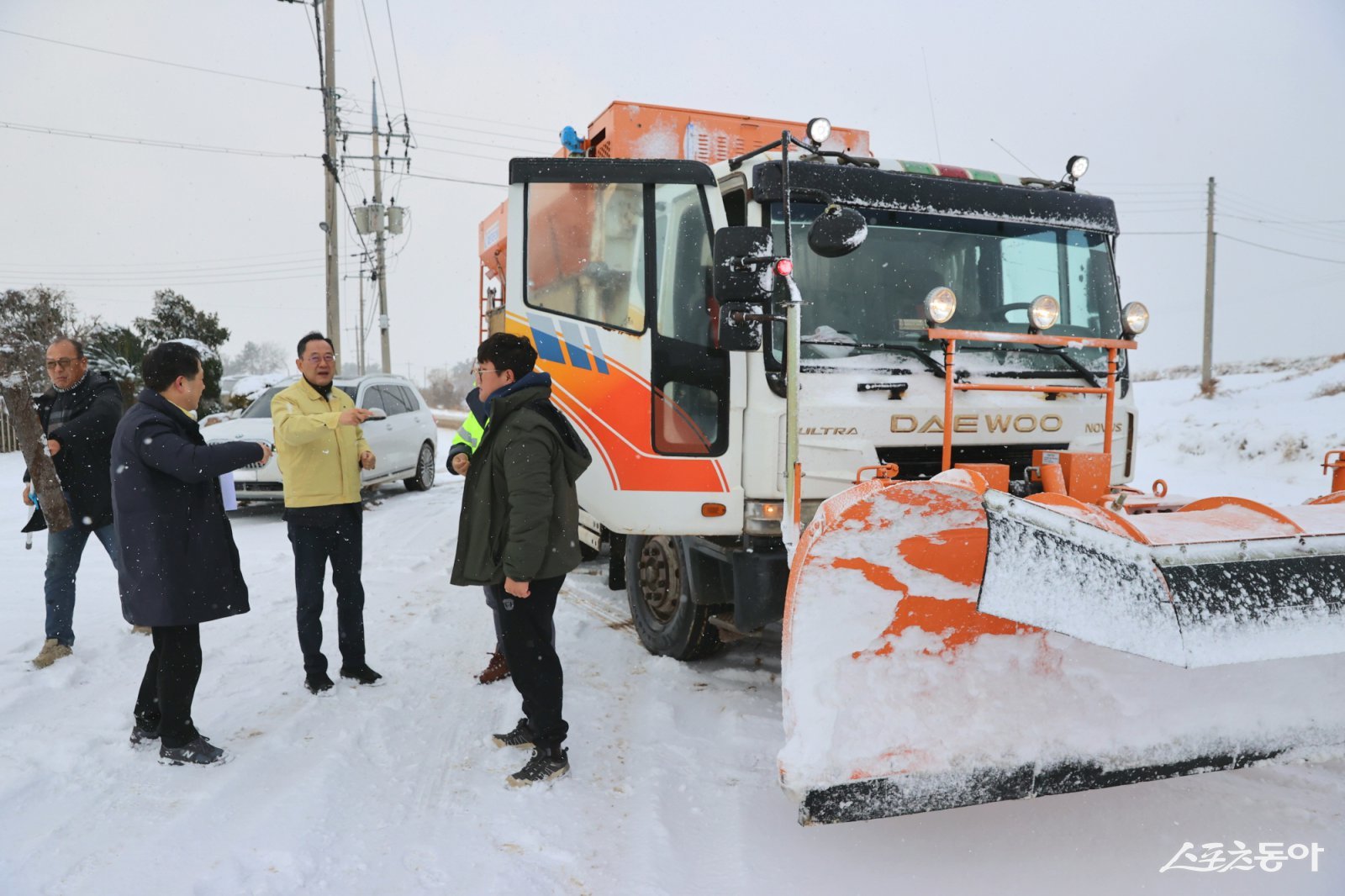 해남군은 갑작스러운 대설로 인해  명현관 군수를 비롯한 전 직원이 제설작업에 투입되며 신년 업무를 시작했다.  사진제공=해남군