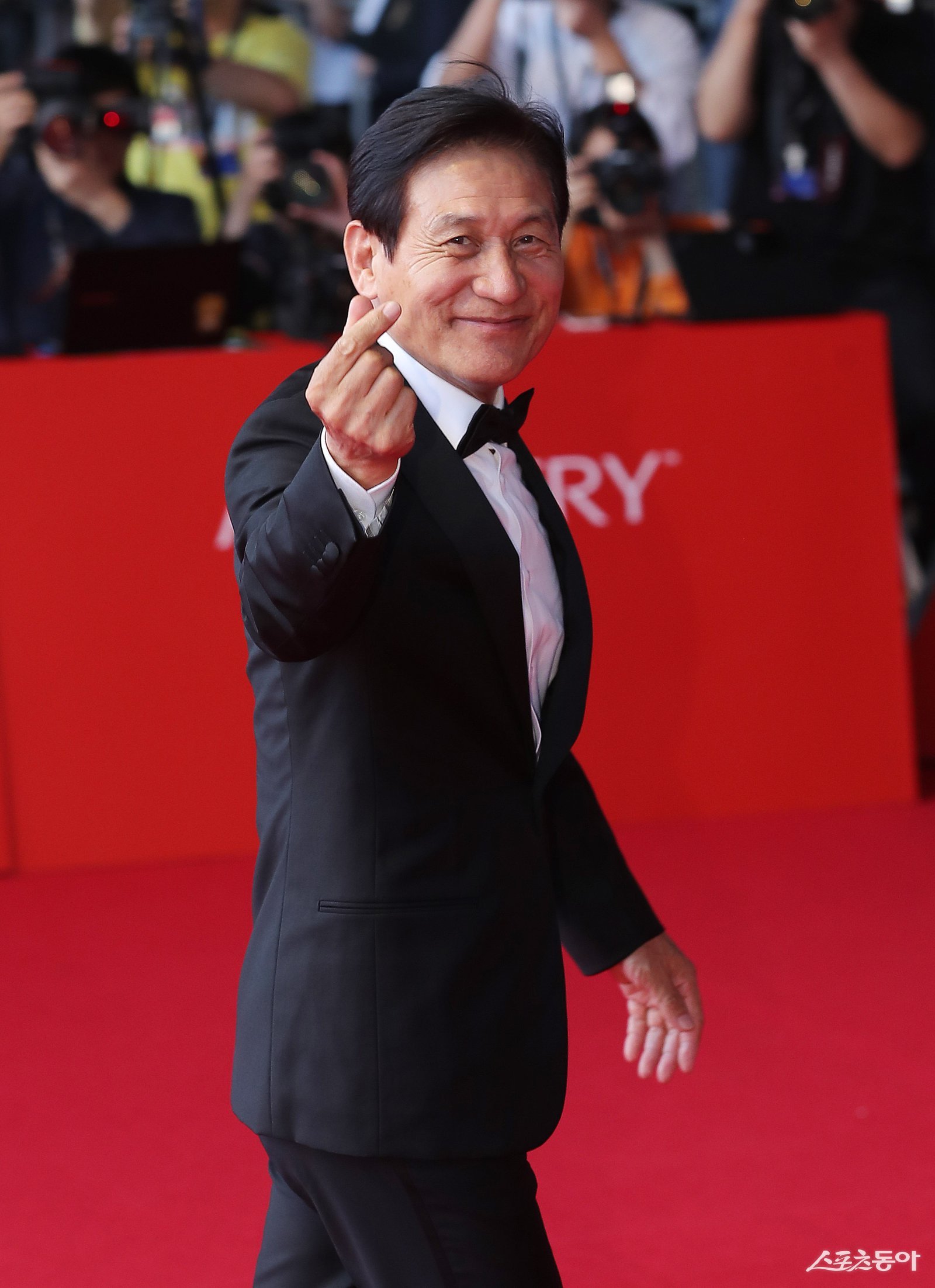 배우 안성기가 3일 부산 해운대구 영화의 전당에서 열린 ‘제24회 부산국제영화제(BIFF)’ 개막식에 참석해 레드카펫을 밟고 있다. 부산 | 김진환 기자 kwangshin00@donga.com