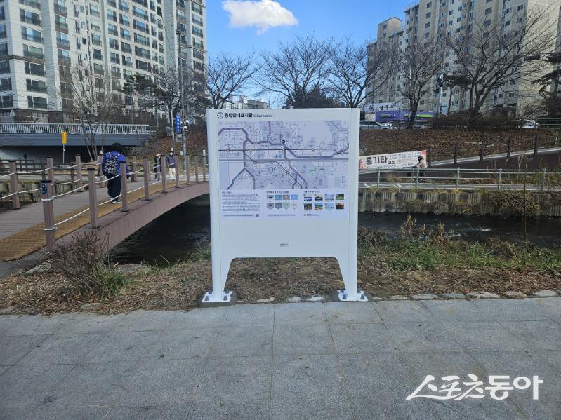 용인특례시(시장 이상일) 수지구는 시민들이 하천 산책로와 자전거 도로를 보다 편리하게 이용할 수 있도록 탄천·성복천·정평천 일원에 하천 안내판 설치를 완료했다. 사진제공｜용인시