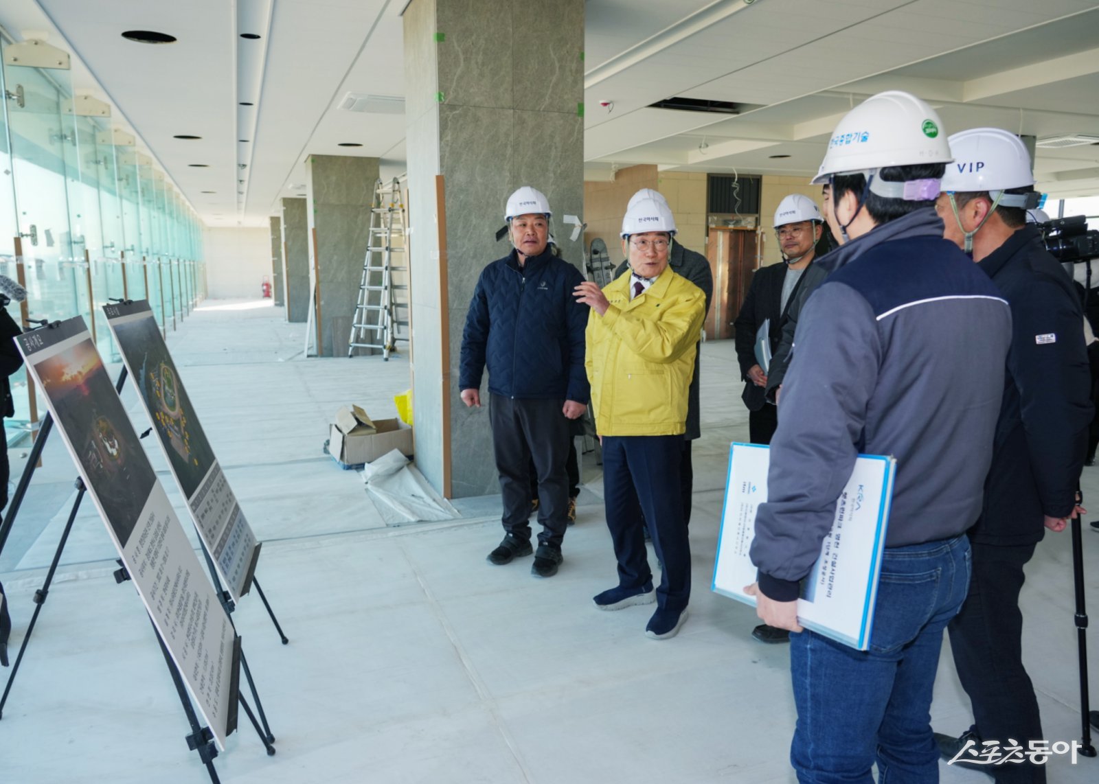 최기문 시장이 경마공원조성공사 현장을 찾아 점검하고 있다. 사진제공ㅣ영천시