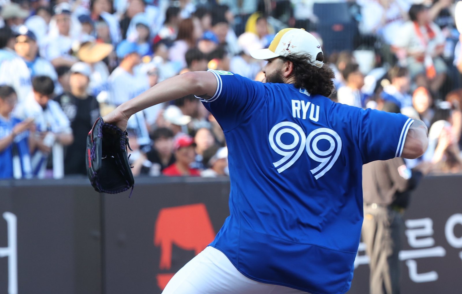 지난해 토론토와 3년 3000만 달러에 계약한 코디 폰세가 2026 WBC에 멕시코 대표로 출전한다. 토론토는 폰세의 멕시코 대표 출전을 최근 허락했다. 2025 KBO 올스타전에서 류현진의 토론토 시절 유니폼을 입은 폰세. 뉴시스