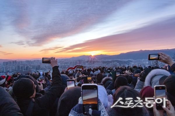 지난 1일 새벽 대구 서구 해맞이 행사에서 새해 첫 일출을 맞이하고 있는 사람들의 모습. 사진제공ㅣ대구 서구
