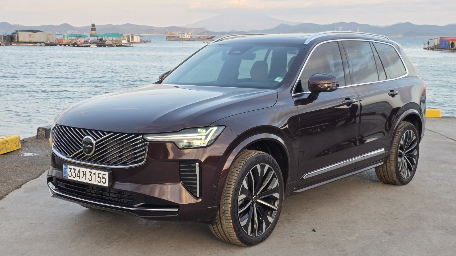 신형 XC90은 전동화 비전을 투영한 매트릭스 LED 헤드라이트와 정교한 그릴 디자인으로 플래그십의 존재감을 완성했다. 실내는 11.2인치 디스플레이와 차세대 ‘Volvo Car UX’를 탑재해 디지털 편의성을 높였으며, 고도화된 안전 기술과 에어 서스펜션의 조화로 최상의 승차감을 제공한다. 원성열 기자 sereno@donga.com