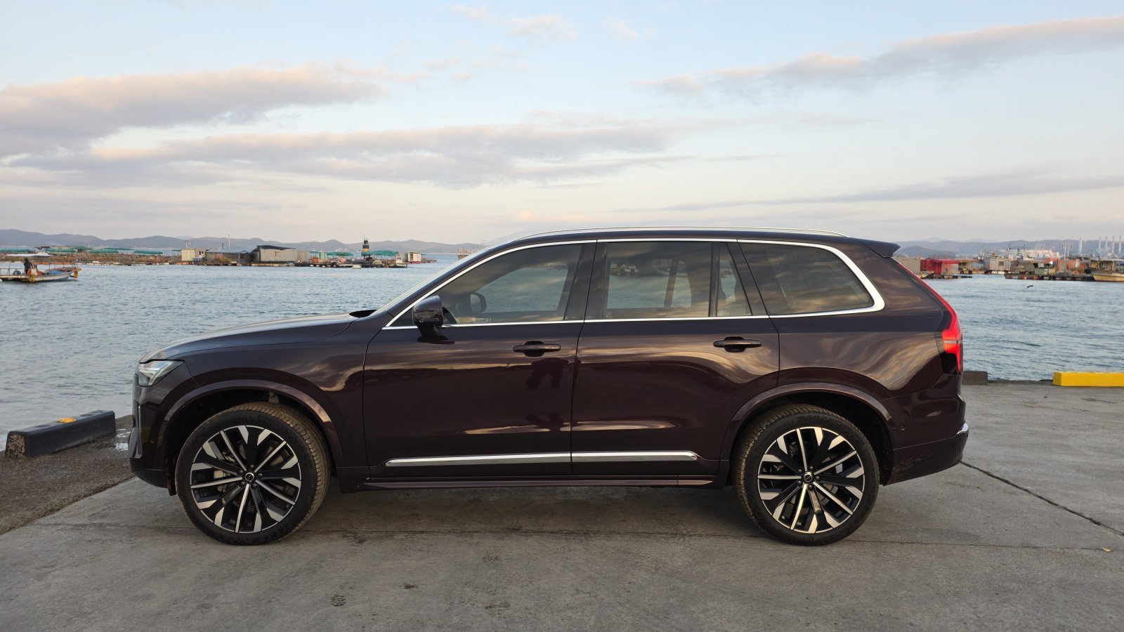 새롭게 디자인된 21 인치 휠과 우아한 라인이 조화를 이룬 XC90 측면 디자인. 원성열 기자 sereno@donga.com