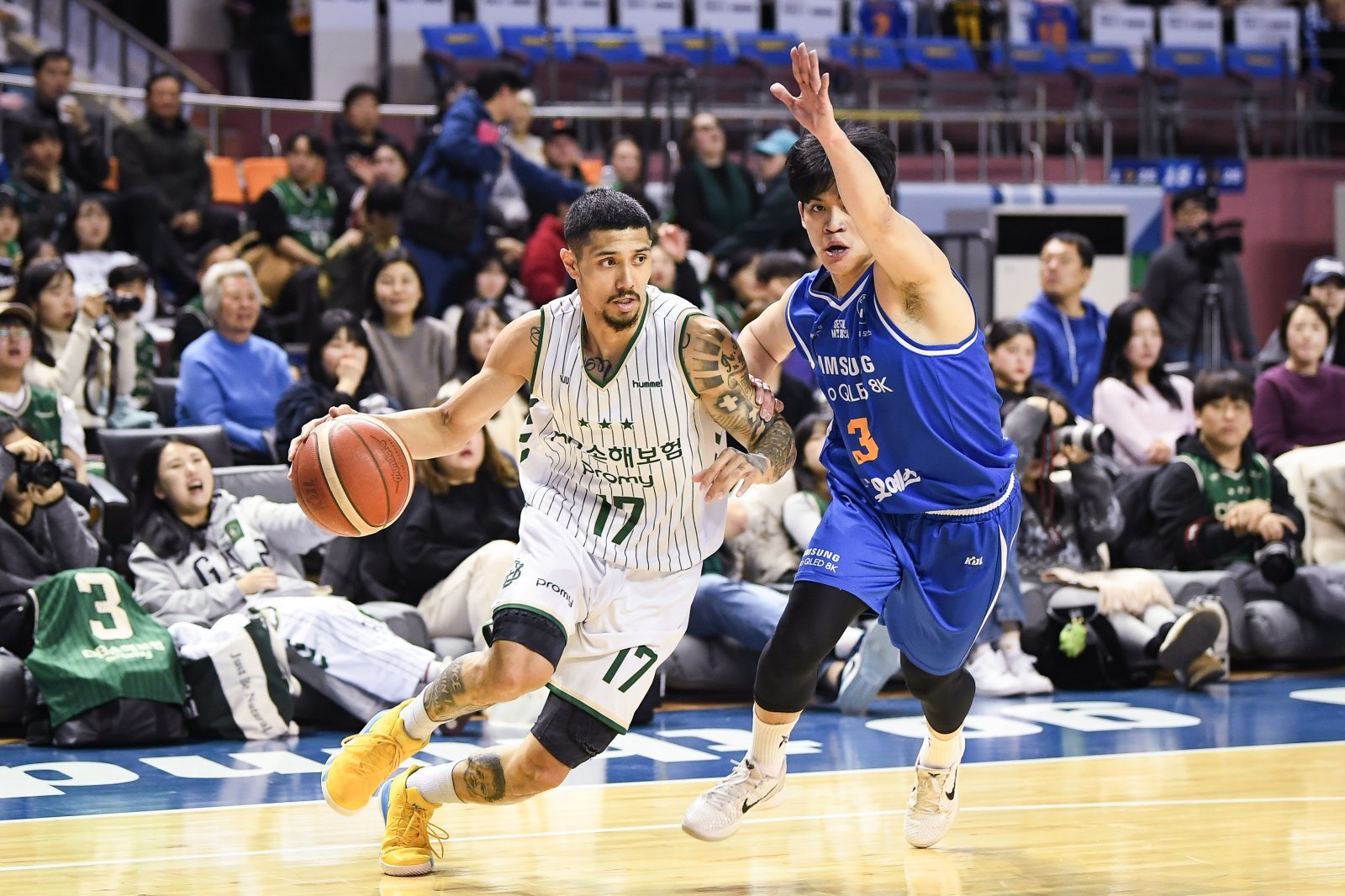 DB 알바노(왼쪽)가 4일 잠실체육관에서 열린 삼성전에서 박승재의 수비를 뚫고 돌파를 시도하고 있다. 사진제공｜KBL