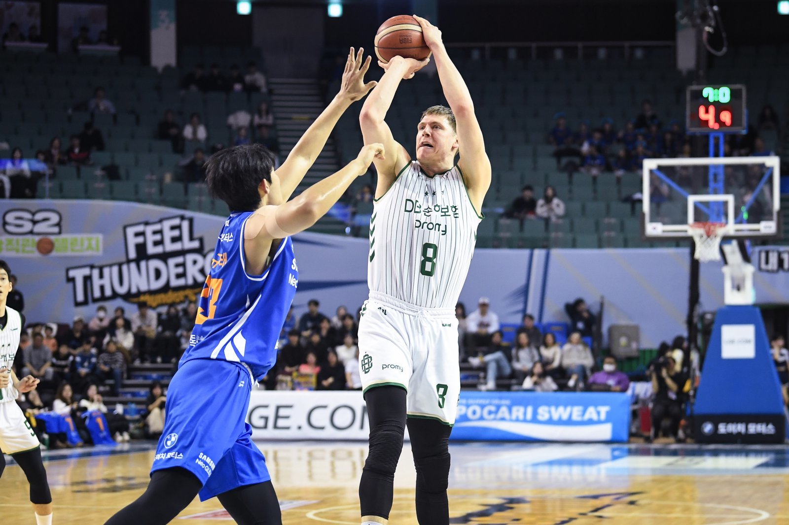 DB 엘런슨(오른쪽)이 4일 잠실체육관에서 열린 삼성전에서 이규태의 수비를 피해 슛을 시도하고 있다. 사진제공｜KBL