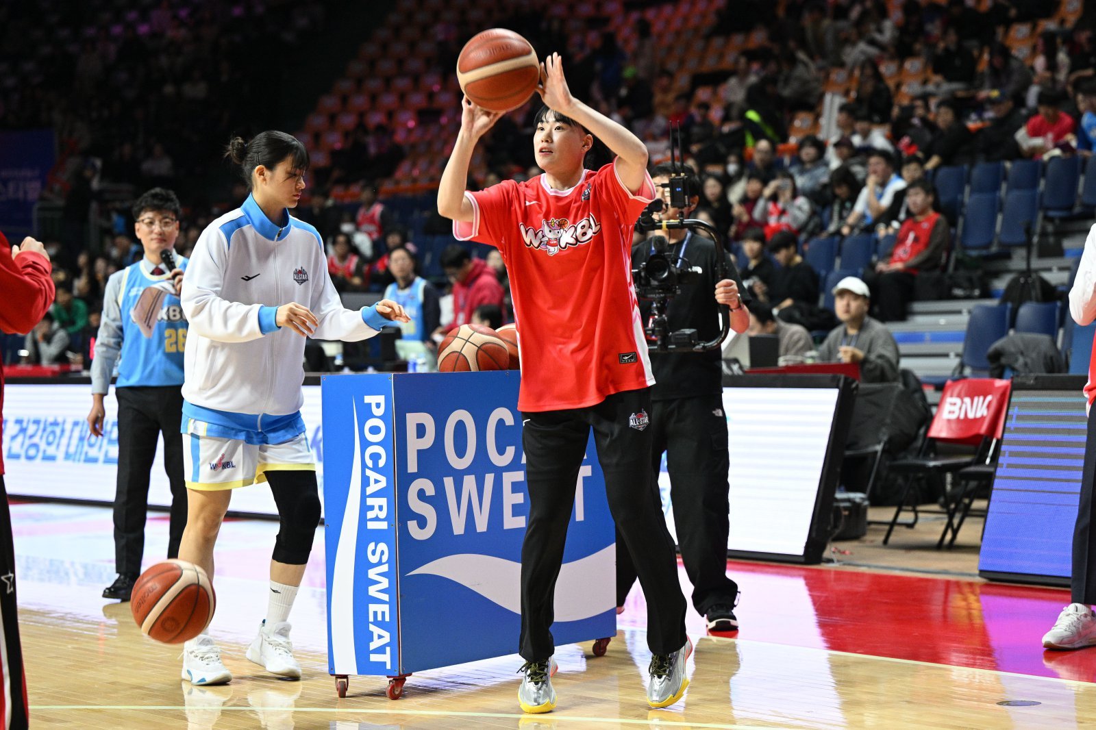 부산 BNK 썸 이소희(오른쪽)는 4일 부산서 열린 WKBL 올스타전서 3점슛 컨테스트, 스킬챌린지의 우승을 따내며 2관왕을 차지했다. 사진제공｜WKBL