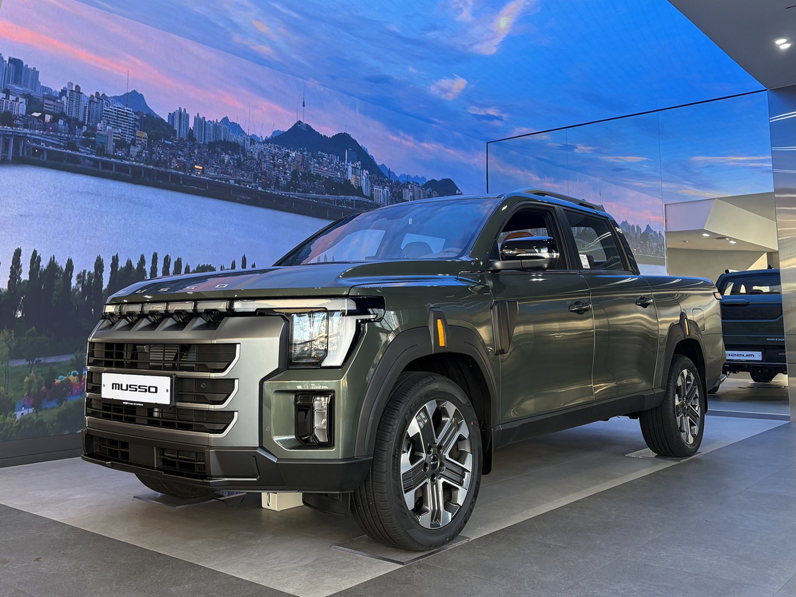 KGM 무쏘 ‘그랜드 스타일(사진)’은 전용 범퍼와 세로형 LED 안개등을 통해 세련된 도심형 이미지를 구현했다．사진제공 ｜KGM