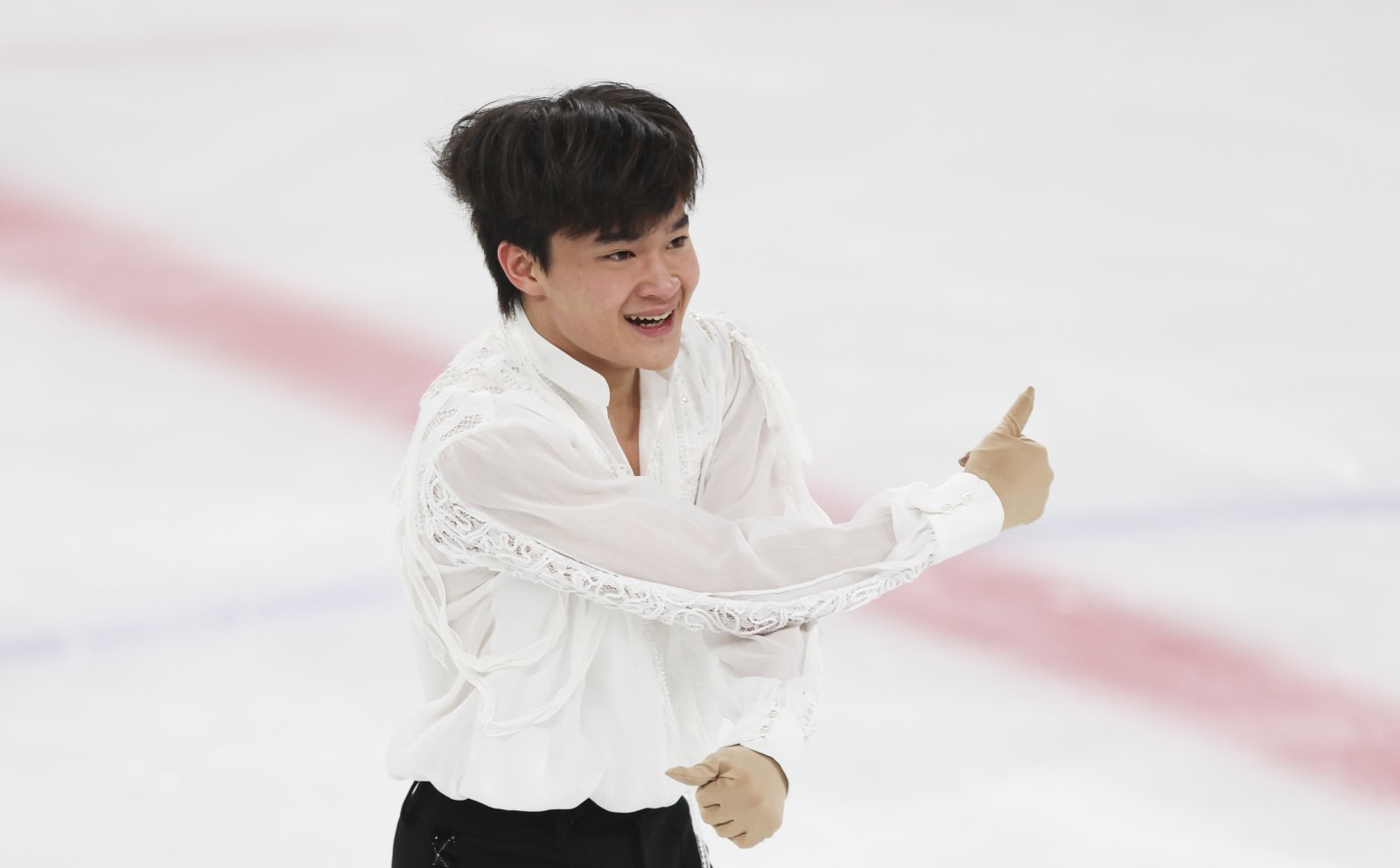 남자 싱글 김현겸이 4일 목동실내빙상장에서 열린 밀라노올림픽 국가대표 최종 선발전에서 연기를 마친 뒤 기뻐하고 있다. 김현겸은 올림픽 출전이 가능한 선수 중 차준환에 이어 2번째로 높은 점수를 받아 생애 첫 올림픽 무대를 밟게 됐다. 목동｜뉴시스