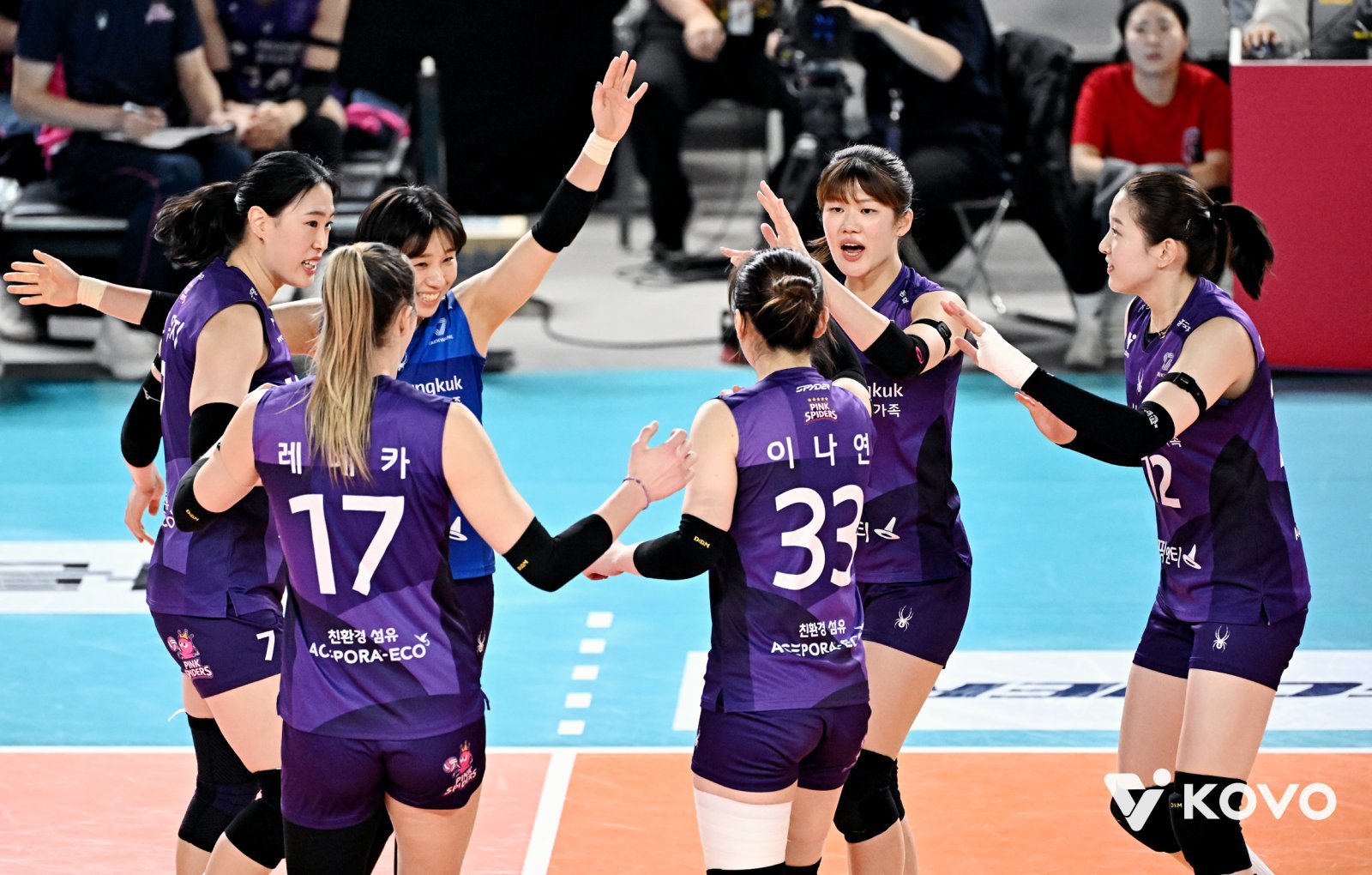 흥국생명 선수들이 4일 대전 충무체육관에서 열린 정관장과 원정경기에서 득점한 뒤 기뻐하고 있다. 사진제공│KOVO