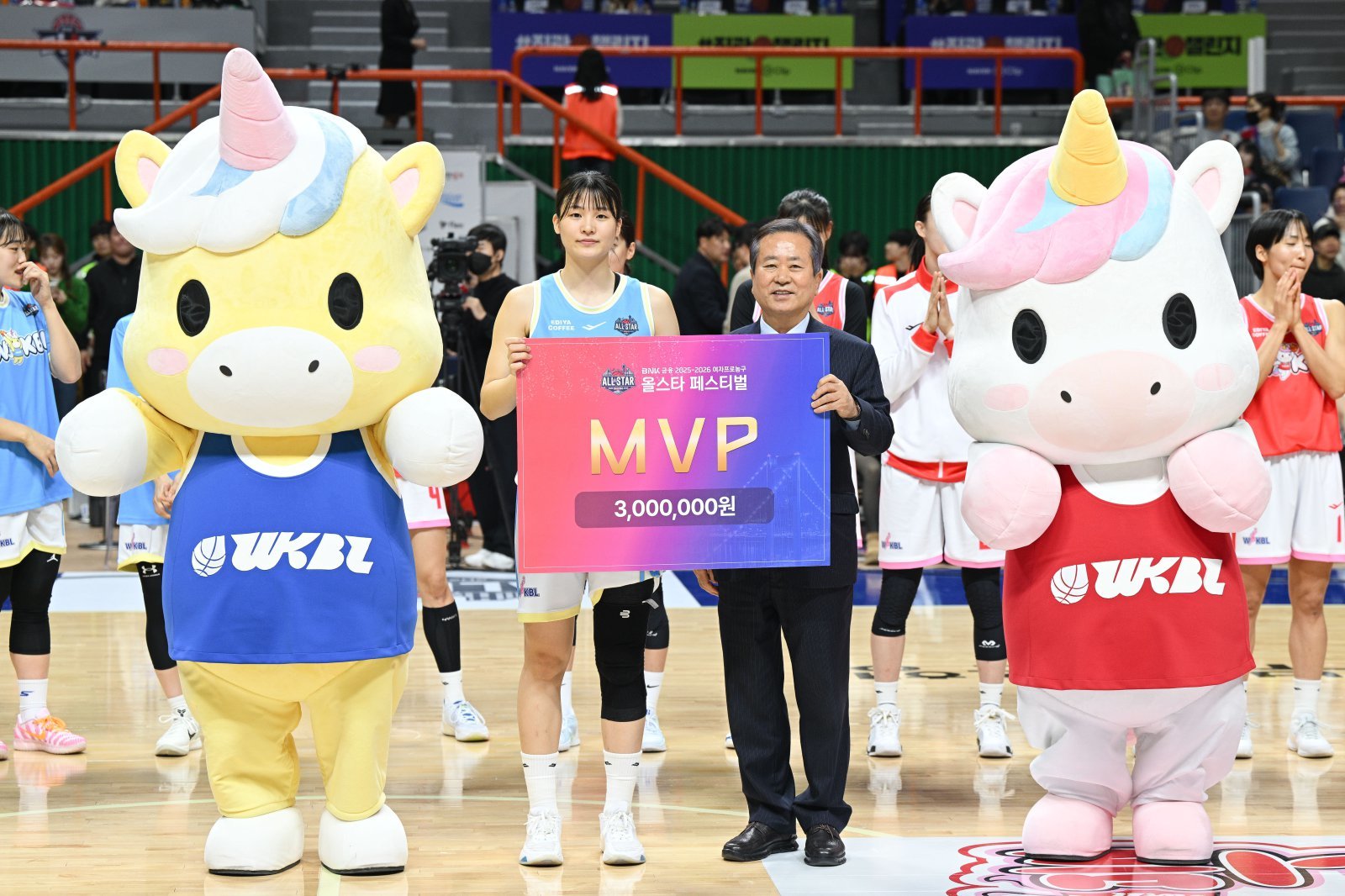 BNK 썸 변소정은(왼쪽) 4일 부산서 열린 WKBL 올스타전서 3점슛 4개로 25득점 하며 MVP에 선정됐다. 사진제공｜WKBL