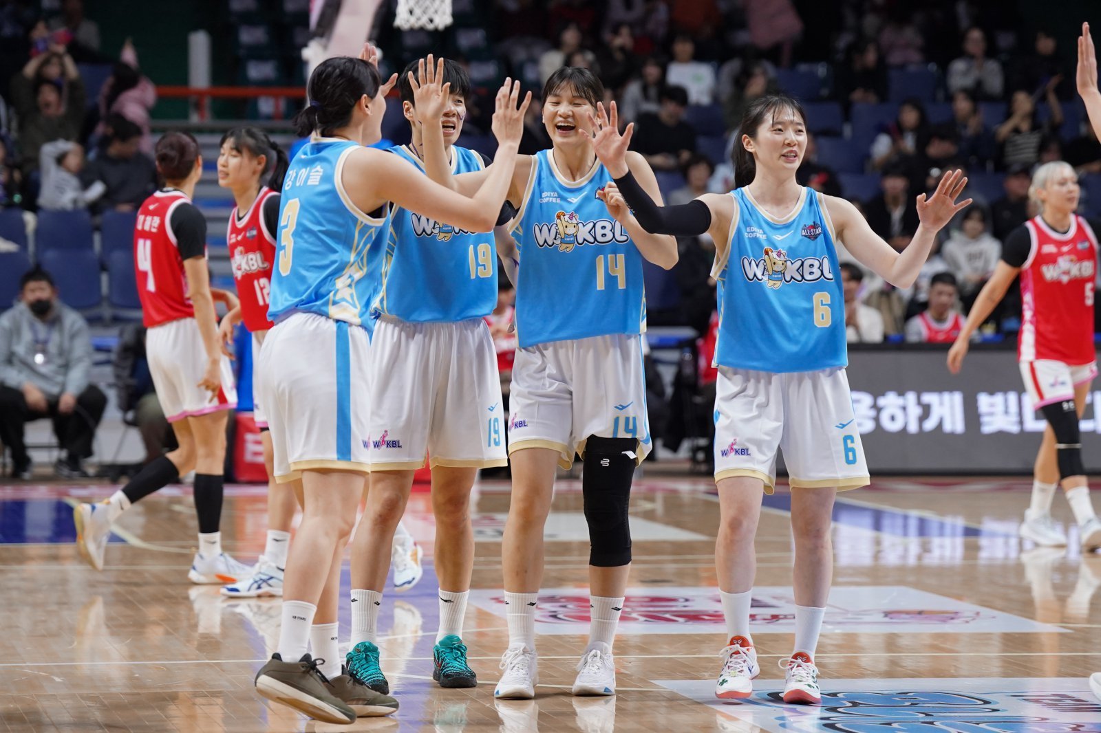 BNK 썸 변소정(14번)은 4일 부산서 열린 WKBL 올스타전서 3점슛 4개로 25득점 하며 MVP에 선정됐다. 사진제공｜WKBL