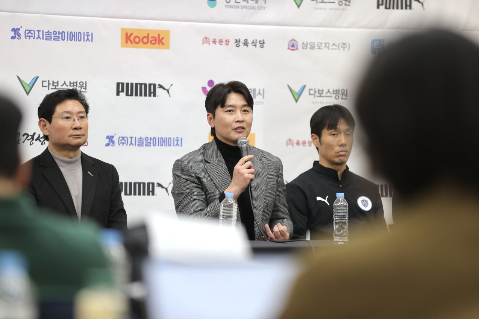 이동국 용인FC 테크니컬 디렉터가 4일 용인포은아트홀에서 열린 구단 창단식 기자회견서 취재진의 질문에 답하고 있다. 사진제공｜용인FC