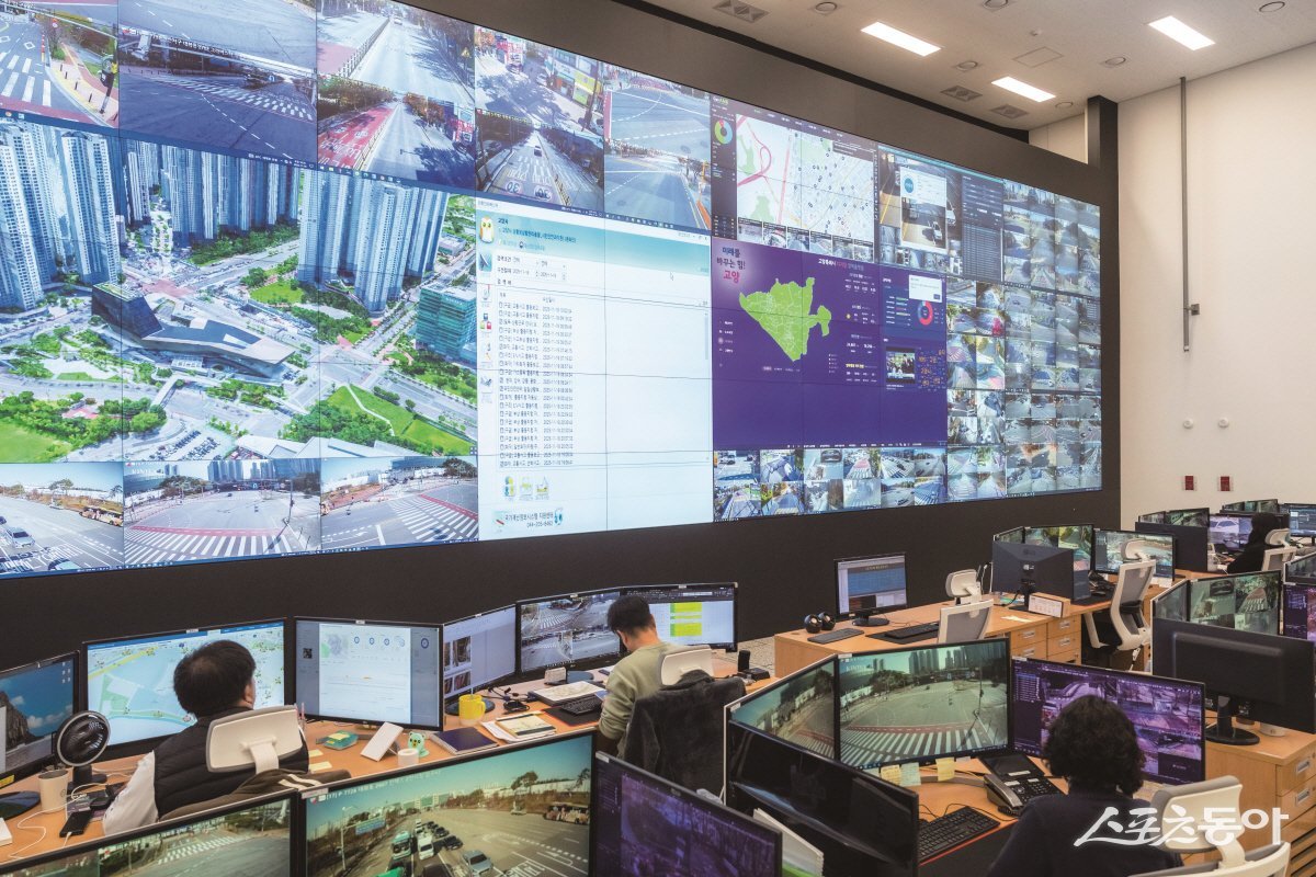 고양시 전역의 상황 정보가 실시간으로 펼쳐지는 고양 스마트시티센터 관제실(출처=고양소식)  사진제공ㅣ고양시 