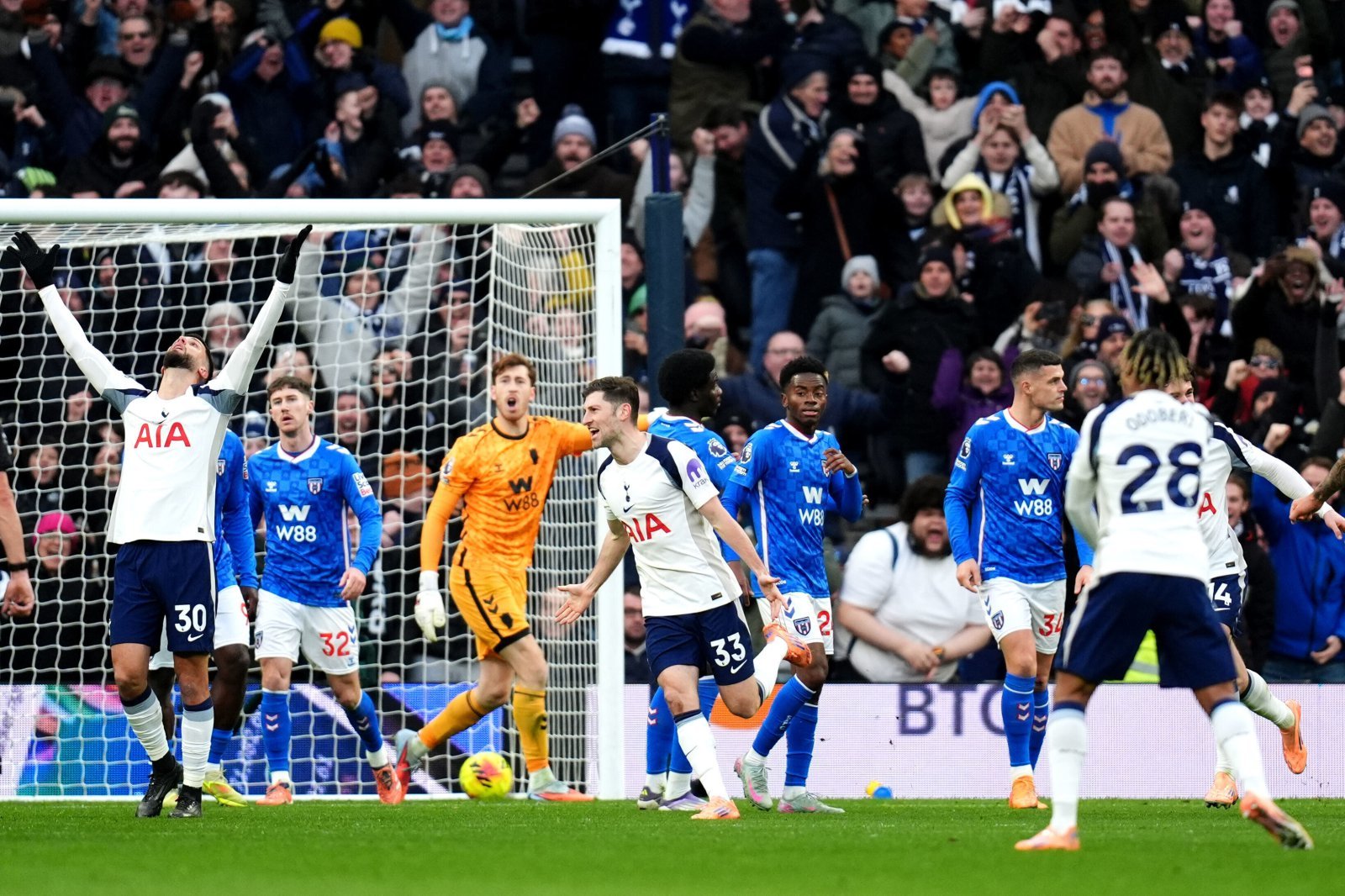 토트넘 데이비스(가운데)가 5일(한국시간) 영국 런던 토트넘 홋스퍼 스타디움에서 열린 선덜랜드와 홈경기에서 전반 30분 선제골을 터트린 뒤 기뻐하고 있다. 런던(영국)│AP뉴시스