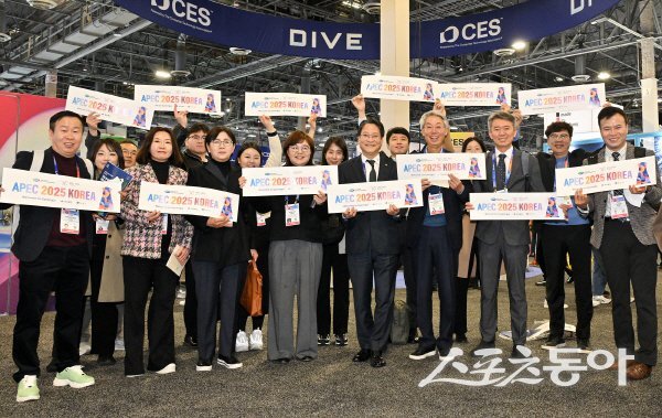 경상북도가 ‘CES 2025 경상북도 공동관’에서 홍보 활동을 펼치고 있다. 사진제공 ㅣ 경북도