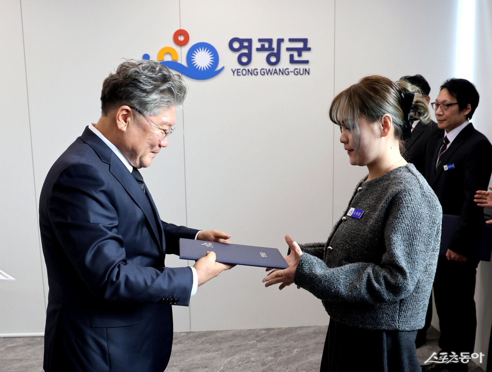 장세일 영광군수가 최근 결혼이민자 공무원에게 임용장을 전달하고 있다. 사진제공=영광군