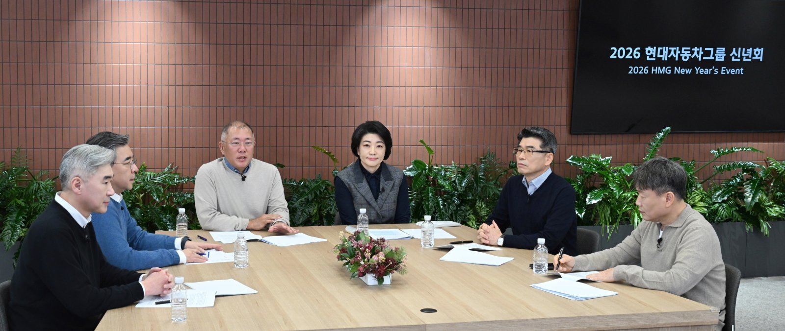 정의선 현대차그룹 회장이 2026년 신년회에서 그룹 임직원들에게 새해 메시지를 전하고 있다. 왼쪽부터 현대차그룹 성 김 사장, 현대차그룹 장재훈 부회장, 현대차그룹 정의선 회장, 현대차그룹 김혜인 부사장, 기아 송호성 사장, 현대모비스 이규석 사장. 사진제공 ｜현대차