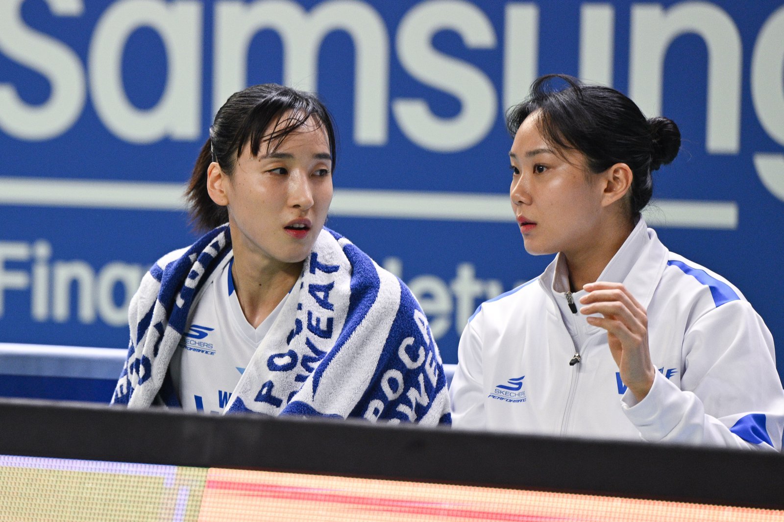 우리은행 김단비(왼쪽)는 이번 시즌 후배들이 보인 성장세가 뿌듯하기만 하다. 하지만 여기서 그치지 않고 더욱 성장하길 원하고 있다. 사진제공｜WKBL