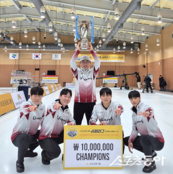 2025-2026 KB금융 컬링 슈퍼리그 남자부 결승이 끝난 후 이동건(중간) 코치와 김진훈, 정병진, 표정민, 김효준 선수가 포즈를 취하고 있는 모습. 사진제공ㅣ의성군