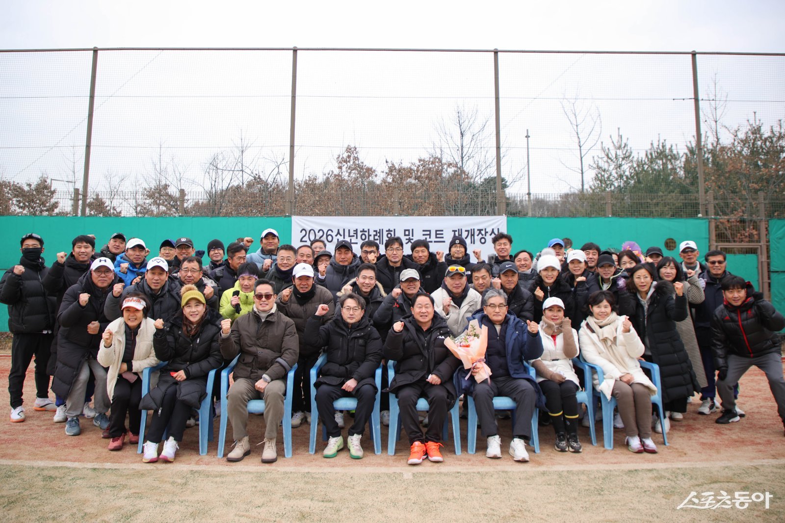 주광덕 시장(앞줄 오른쪽 네번째)이 다산행정복지센터 다산 테니스장 재개장식에 참석하고 있다. 사진제공ㅣ남양주시 