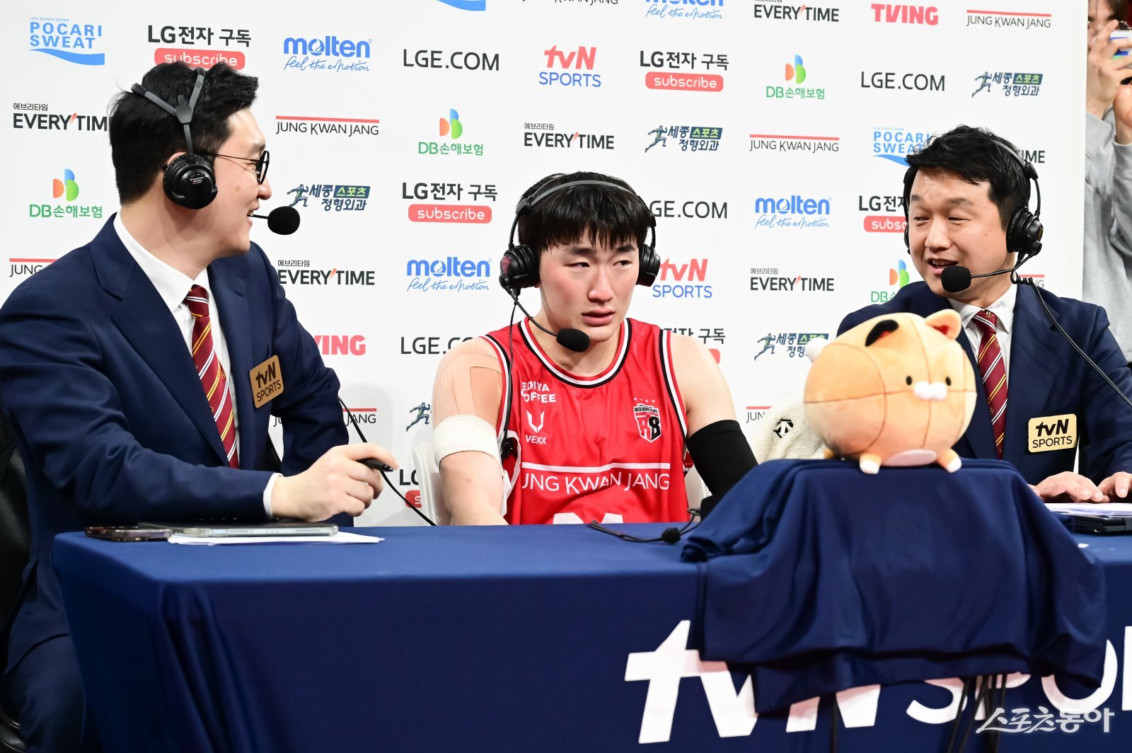 정관장 문유현(가운데)이 4일 안양체육관에서 열린 KCC전 이후 인터뷰 도중 눈물을 흘리고 있다. 사진제공｜KBL