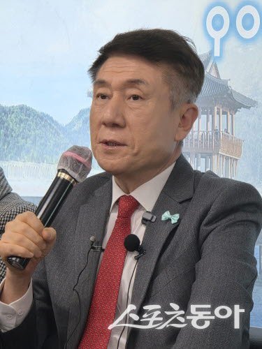 이강덕 포항시장이 경북도지사 출마 결심을 밝히고 있다. 사진 ㅣ 나영조 기자