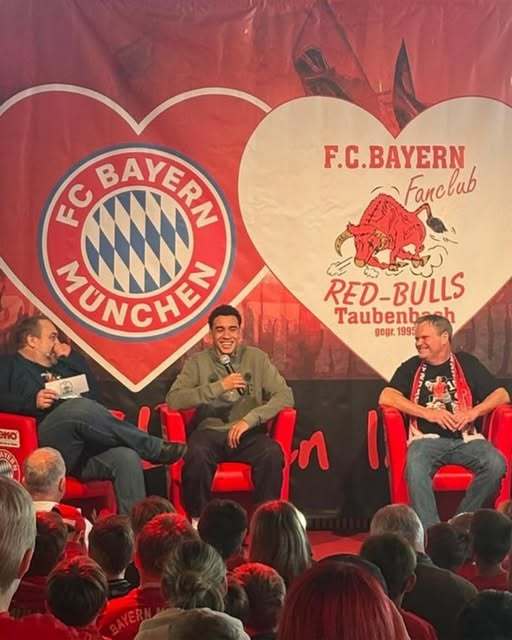 바이에른 뮌헨 무시알라(가운데)이 최근 팬클럽과 팬미팅에서 ‘바이에른 뮌헨 외에 생각한 팀은 없다’고 말해 큰 지지를 받았다. 사진출처│바이에른 뮌헨 팬클럽 페이스북