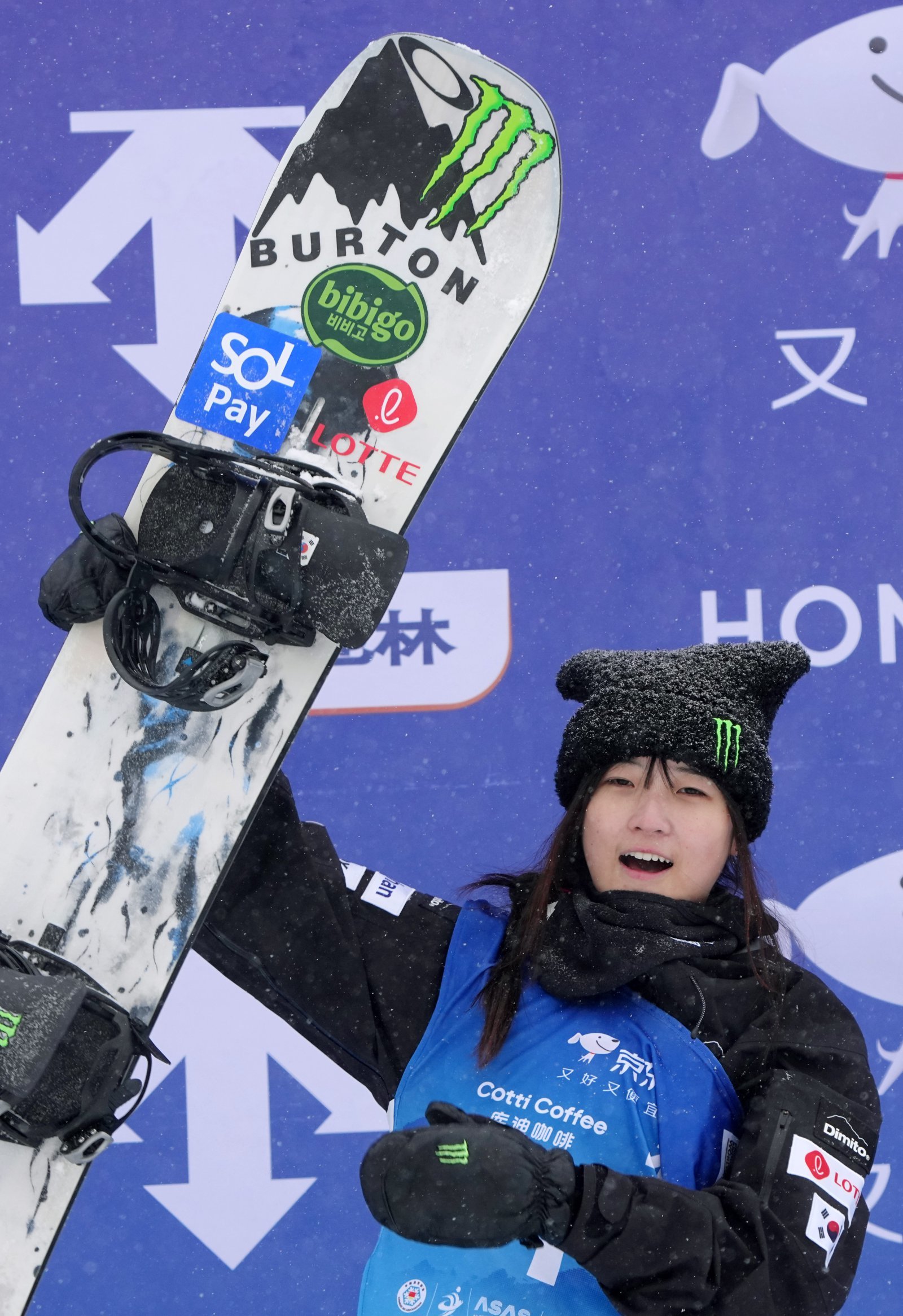 최가온이 2026밀라노·코르티나담페초동계올림픽을 앞두고 기대감을 키우고 있다. 지난해 12월 12일 중국 장자커우에서 열린 2025~2026시즌 국제스키연맹(FIS) 스노보드 월드컵 여자 하프파이프 금메달도 그의 차지였다. 장자커우|신화뉴시스