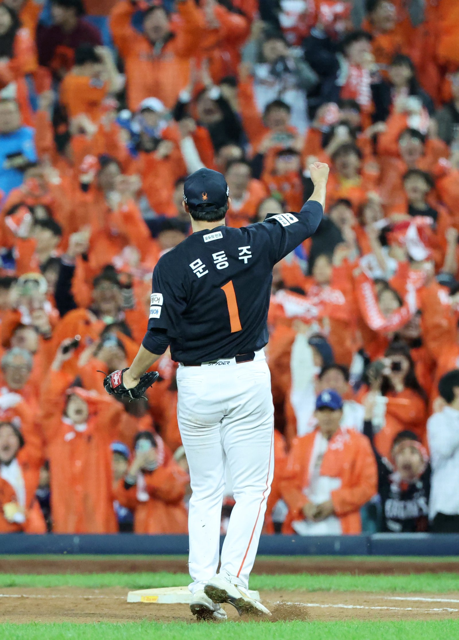 한화 문동주는 지난해 데뷔 첫 10승을 기록하며 선발투수로 눈부신 성장세를 보였다. 하지만 이닝 부문에선 아직까지 자신의 잠재성을 온전히 드러내지 못했다. 새 시즌 규정 이닝(144이닝) 달성은 지금의 문동주에게 가장 알맞은 목표라 볼 수 있다. 뉴시스