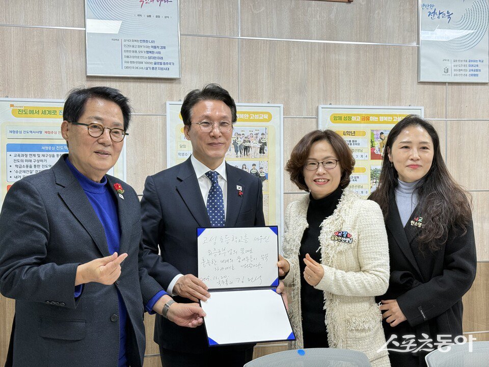 김민석 국무총리가 자신의 외증조부가 설립에 기여한 전남 진도군 고성초등학교를 방문했다. 사진제공=전남도교육청