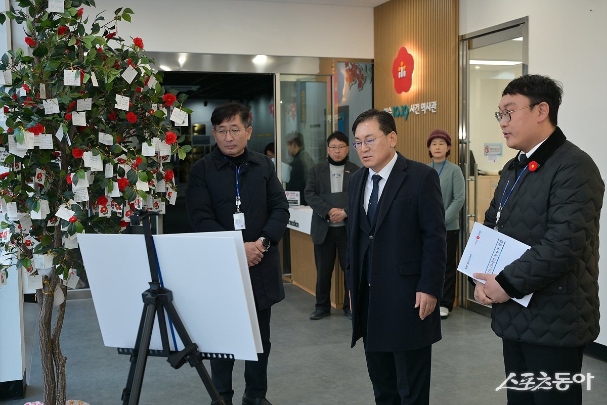 정현구 부시장이 여순사건 역사관을 방문해 주요 시설을 둘러보며 현장 일정을 이어갔다. 사진제공=여수시