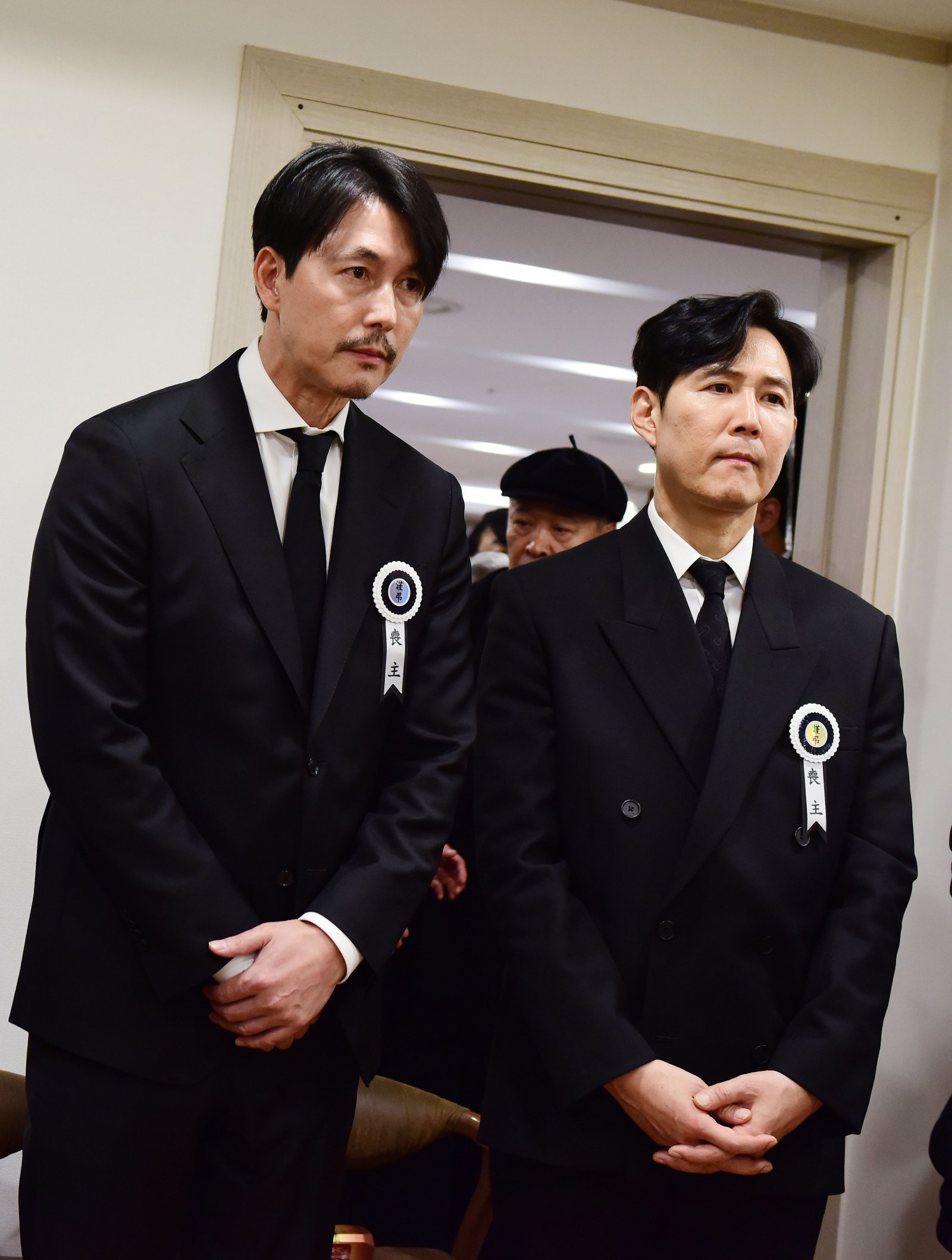 [서울=뉴시스] 사진공동취재단 = 5일 서울 서초구 서울성모병원 장례식장에 마련된 배우 안성기의 빈소에서 배우 정우성과 이정재가 조문객을 맞이하고 있다. 2026.01.06. photo@newsis.com