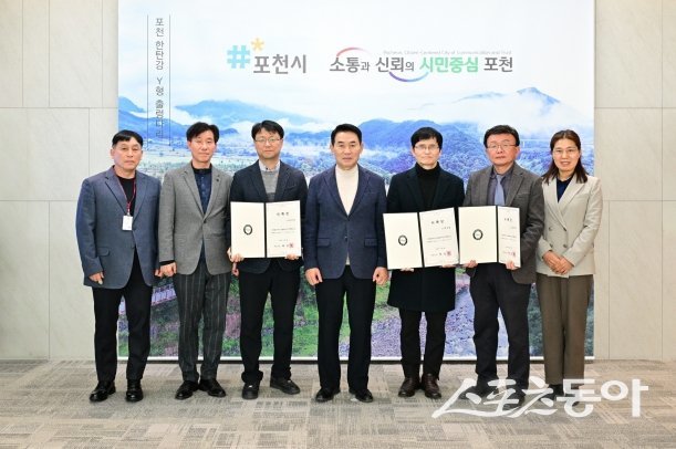 백영현 시장(가운데)은 5일 ‘제6기 마을세무사 위촉식’에서 기념 촬영하고 있다. 사진제공ㅣ포천시