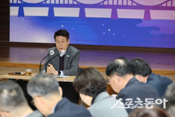 이강덕 포항시장이 새해 첫 확대간부회의를 주재하고 있다. 사진제공 ㅣ 포항시