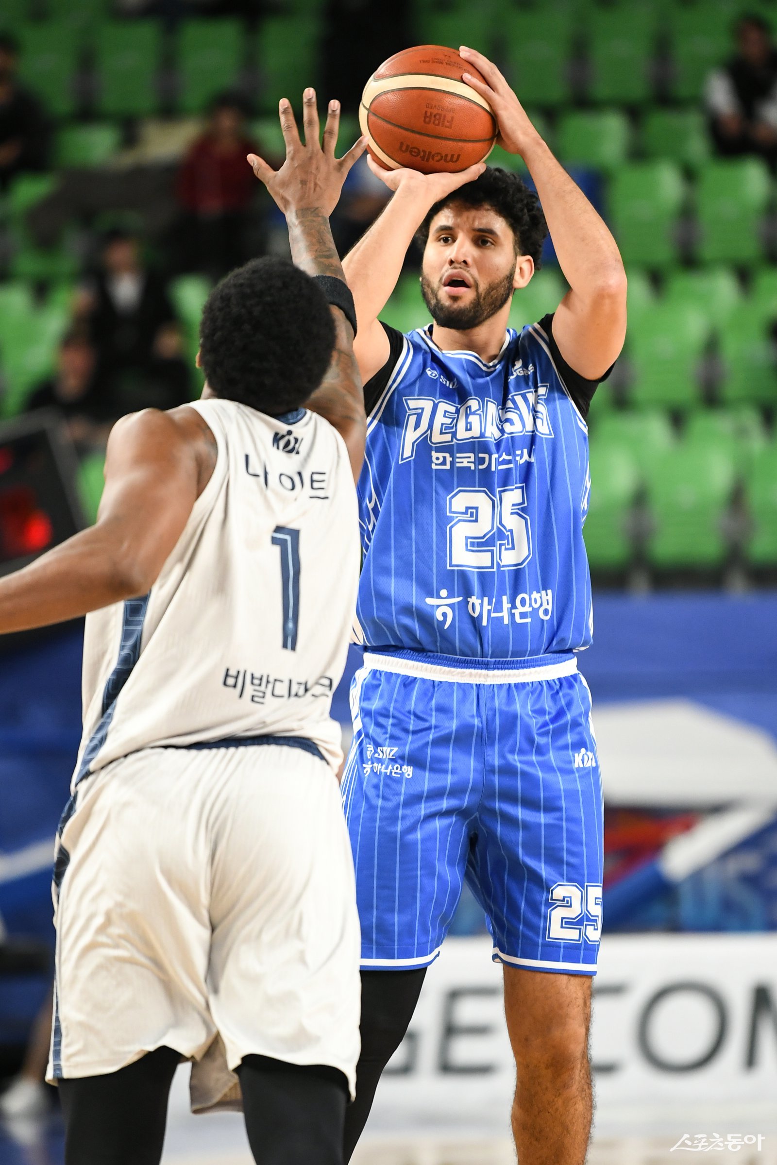 가스공사의 베니 보트라이트(오른쪽)가 5일 소노와 KBL 데뷔전에서 슛을 시도하고 있다. 사진제공|KBL
