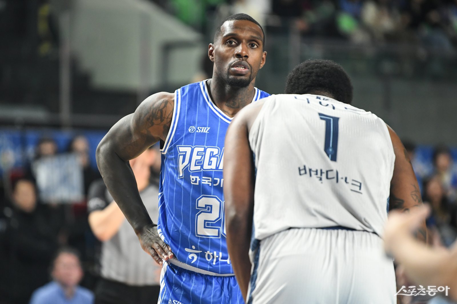 가스공사는 이번 시즌 외국인 선수 고민이 지속되는 상황에서 라건아(왼쪽)의 분전으로 그나마 버티고 있다. 사진제공|KBL