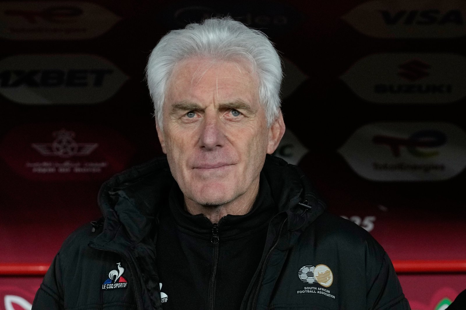 남아공 위고 브로스 감독이 5일(한국시간) 열린 카메룬과 네이션스컵 16강전 도중 벤치에서 그라운드를 바라보고 있다. 라바트(모로코)|AP뉴시스