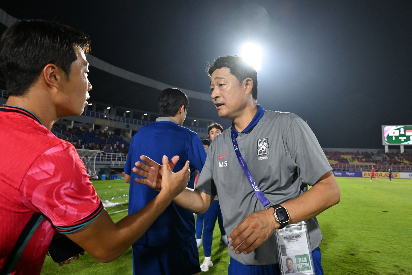 이민성 U-23 대표팀 감독(오른쪽)은 7일부터 사우디아라비아 리야드에서 열릴 AFC U-23 아시안컵서 최소 4강 이상에 올라 9월 아이치·나고야아시안게임 금메달에 도전하겠다는 의지다. 사진제공│대한축구협회