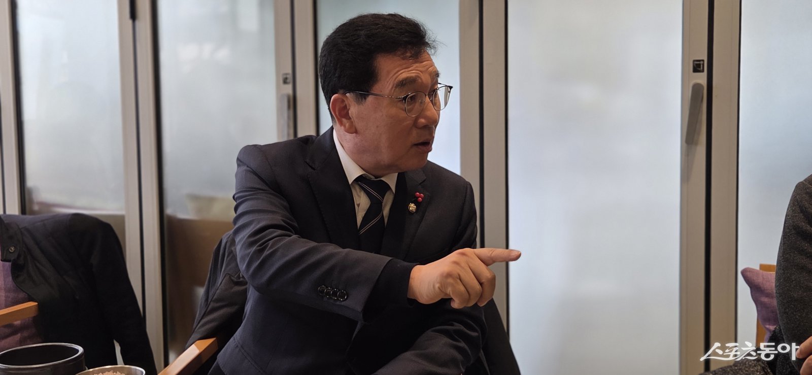 신정훈 의원이 지난 5일 여수에서 지역 언론인들과 자담회를 가지고 전남도지사 선거에 민주당 정부의 국정 성과에 힘을 실어줄 수 있는 적임자를 선택해달라고 호소했다. 사진제공=박기현 기자