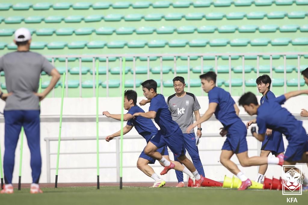 이민성 U-23 대표팀 감독(가운데)은 7일부터 사우디아라비아 리야드에서 열릴 AFC U-23 아시안컵서 최소 4강 이상에 올라 9월 아이치·나고야아시안게임 금메달에 도전하겠다는 의지다. 사진제공│대한축구협회