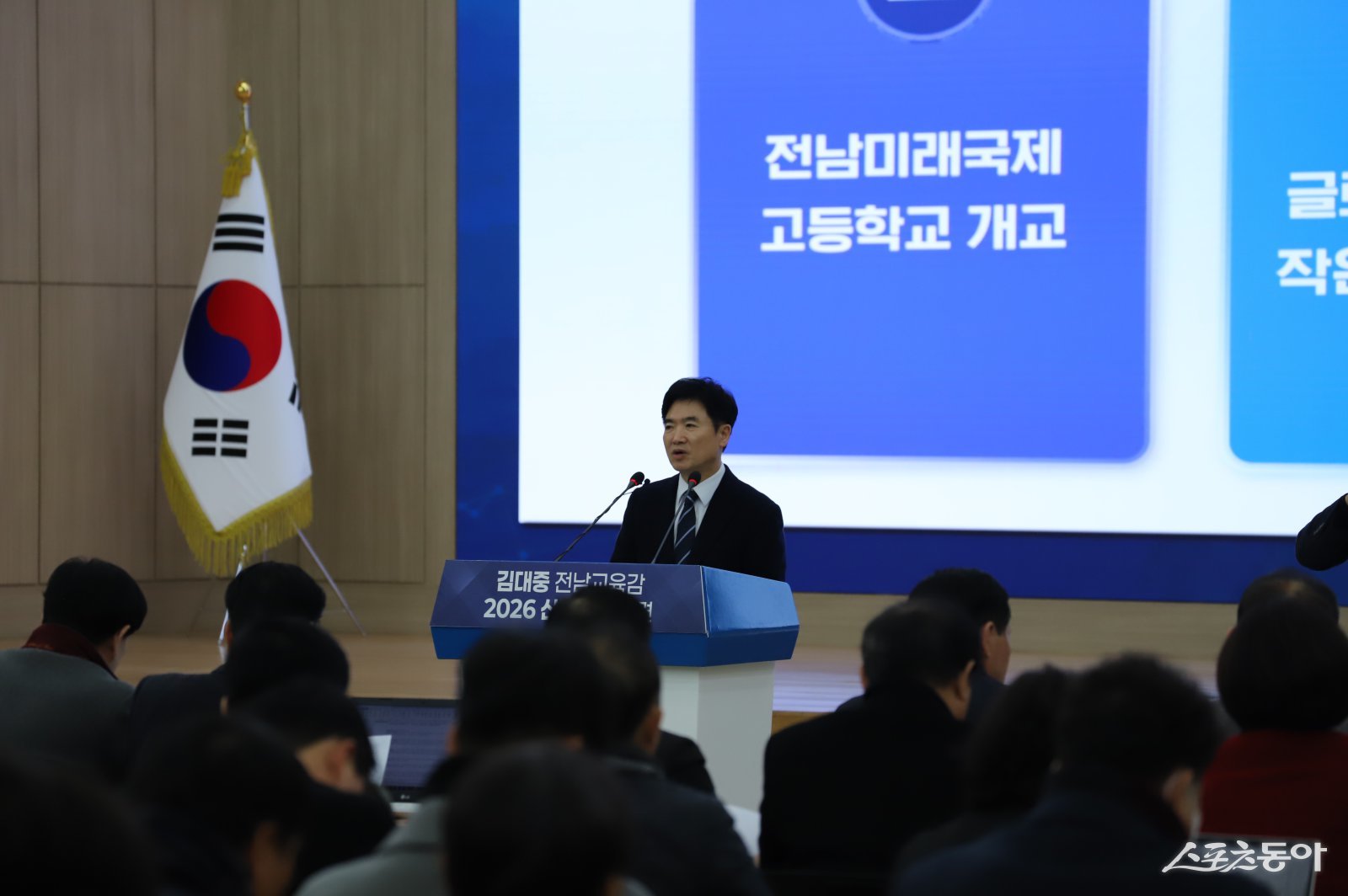 김대중 전남도교육감이 6일 오전 청사 대회의실에서 열린 신년 기자회견을 통해 ‘2026 전남교육 주요 정책’ 추진 방향을 밝히고 있다. 사진제공=김민영 기자