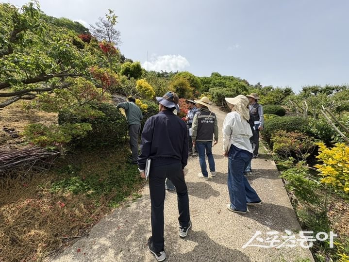 순천시 공무원이 과수 농가를 찾아 이상 저온 피해 등을 조사하고 있다. 사진제공=순천시