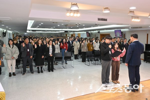 지난 2일 남구청 드림피아홀에서 열린 시무식에서 직원들이 청렴 실천 결의문을 낭독하고 있는 모습. 사진제공ㅣ대구 남구