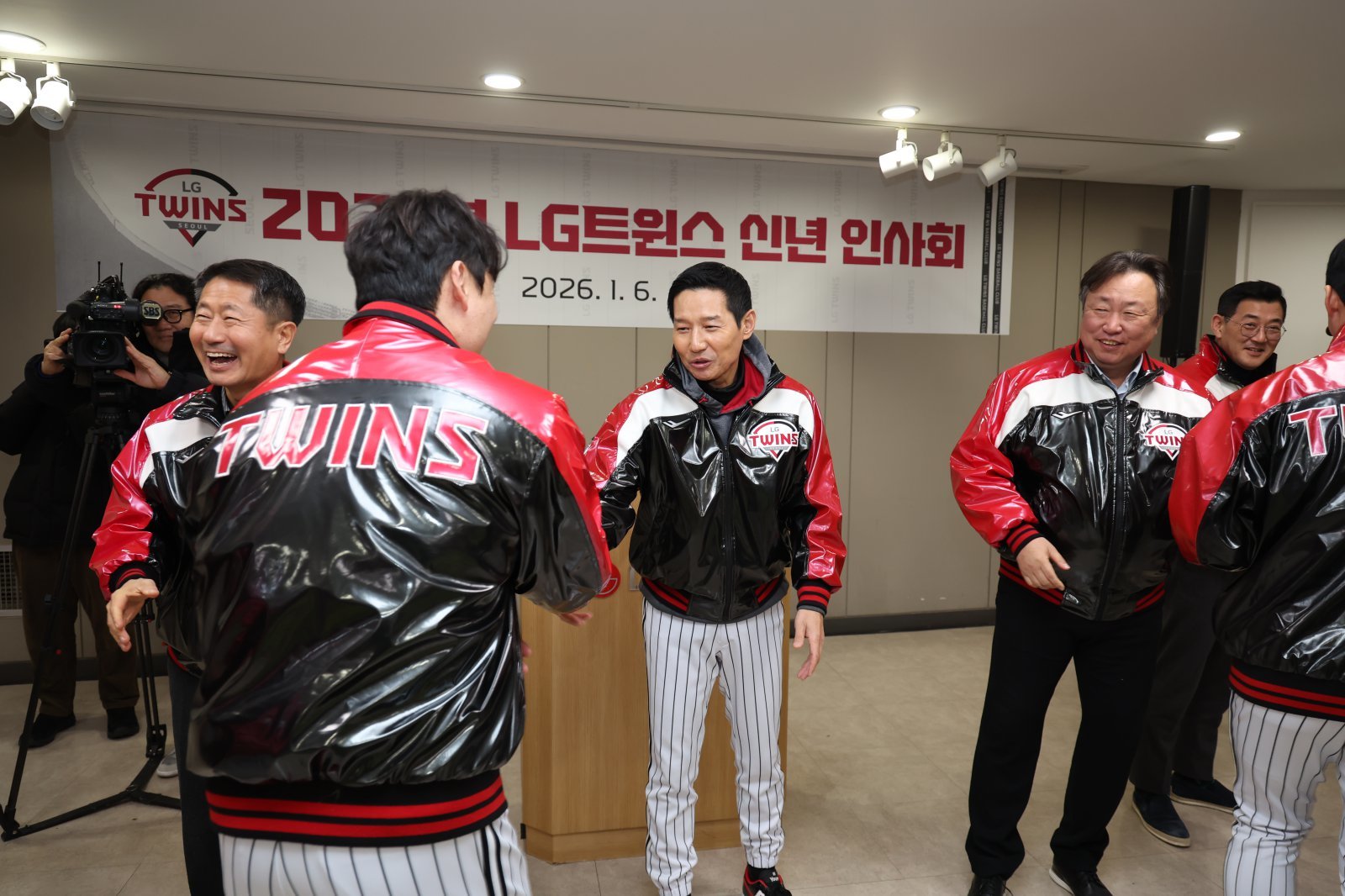 LG 트윈스는 6일 잠실구장에서 2026년 선수단 신년 인사회를 열었다. 염경엽 LG 감독(가운데)이 선수단과 악수를 나누고 있는 모습. 사진제공|LG 트윈스