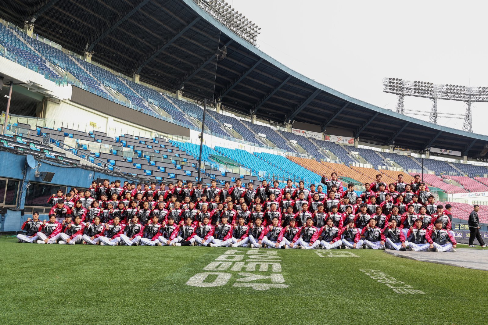 LG 트윈스는 6일 잠실구장에서 2026년 선수단 신년 인사회를 열었다. LG 선수단이 신년 인사회를 마친 뒤 단체 사진촬영을 하고 있는 모습. 사진제공|LG 트윈스